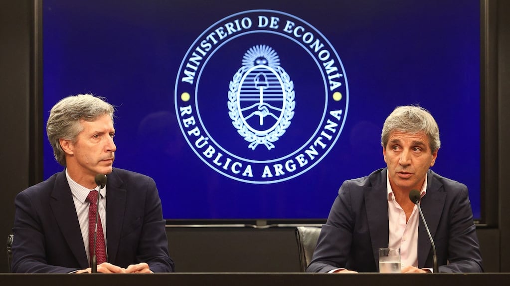 El Gobierno busca captar los dólares del colchón para apuntalar la actividad