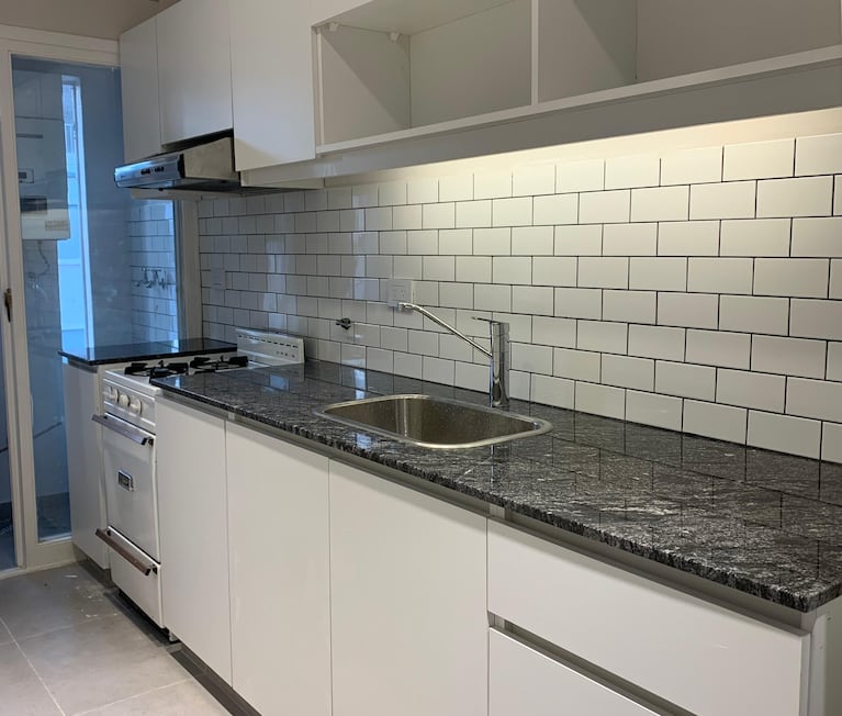 Cocina y baño, los ambientes más caros de renovar: cuánto cuesta y qué conviene hacer para evitar errores 3 Una cocina recientemente culminada con vinílicos en el salpicadero y mesada de cuarzo negro