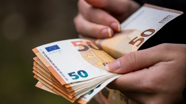 Dólar oficial hoy y dólar blue: a cuánto cotizan este miércoles 13 de agosto 2 Euro hoy y euro blue: a cuánto cotizan este miércoles 13 de agosto (Foto: Freepik)