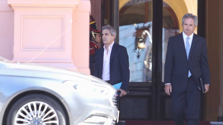 Dólar oficial hoy y dólar blue: a cuánto cotizan este miércoles 13 de agosto 3 El ministro de Economía, Luis Caputo, sale de Casa Rosada junto con el secretario de Finanzas, Pablo Quirno. (Foto: Daniel Vides/NA).