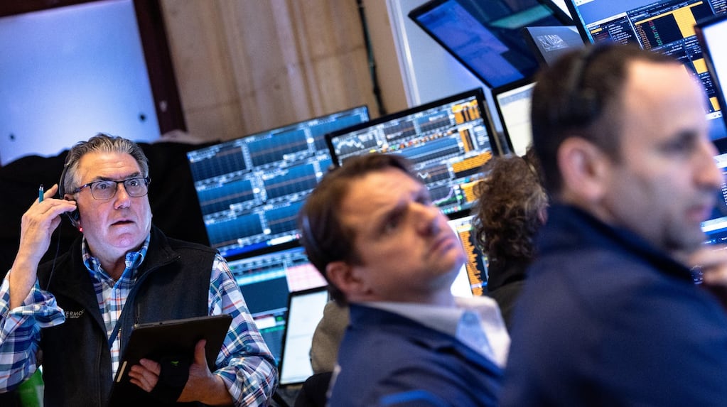 Acciones y bonos: tras las medidas del BCRA, operan con caídas en Nueva York