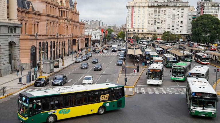 En la Ciudad de Buenos Aires, los cuadros tarifarios de los colectivos también subirán 3,9%. (Foto: NA/Daniel Vides)