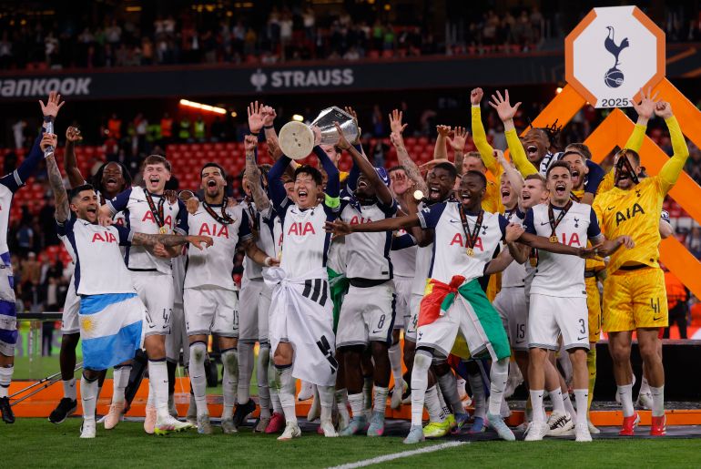 PSG vs Tottenham: Supercopa de la UEFA - equipos, inicio, alineaciones 2 El capitán de Tottenham Hotspur, su hijo Heung-min, levanta el trofeo con sus compañeros de equipo después de ganar la final de la Europa League