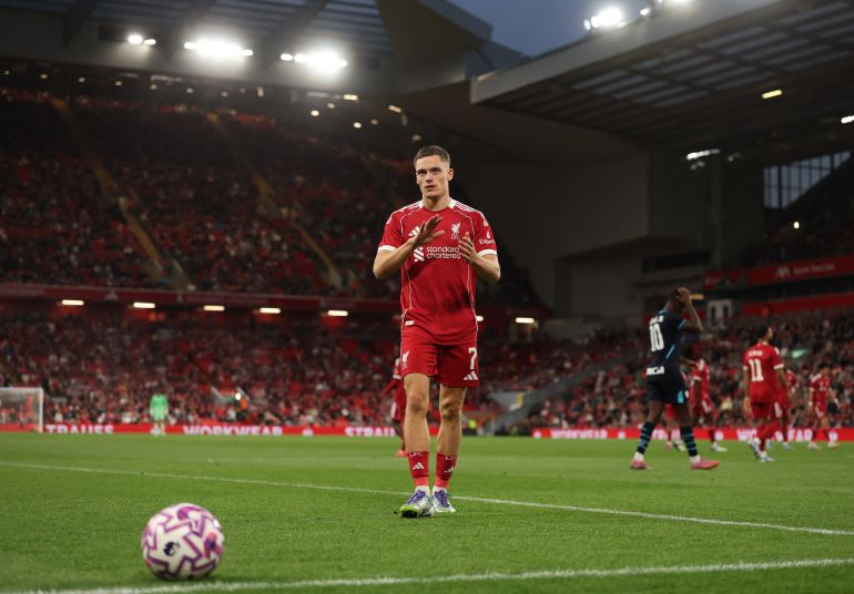 Florian Wirtz de Liverpool aplaude a los fanáticos mientras se prepara para tomar un tiro de esquina en Anfield en el amistoso de pretemporada contra el atlético Bilbao 