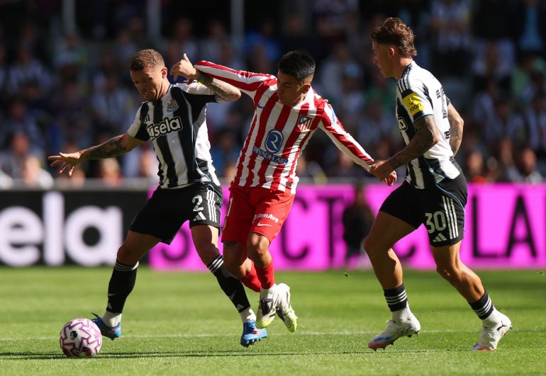 Kieran Trippier de Newcastle United y Harrison Ashby en acción con Thiago Almada del Atlético de Madrid 