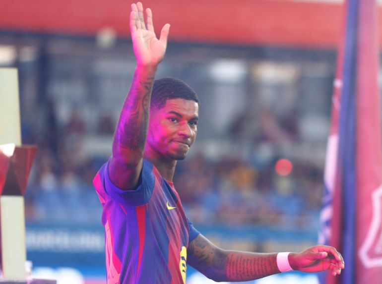 Marcus Rashford de Barcelona reconoce a los fanáticos antes del partido contra Como