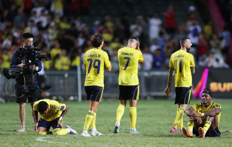 Cristiano Ronaldo de Al Nassr con Joao Felix y sus compañeros de equipo mientras parece abatido después del partido 