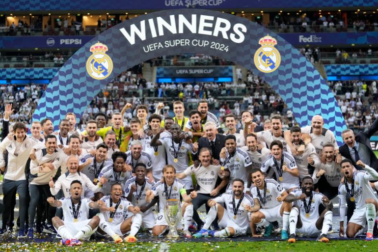 PSG vs Tottenham: Supercopa de la UEFA - equipos, inicio, alineaciones 3 Los jugadores y el personal del Real Madrid posan con el trofeo después de ganar la final de la Supercopa de la UEFA