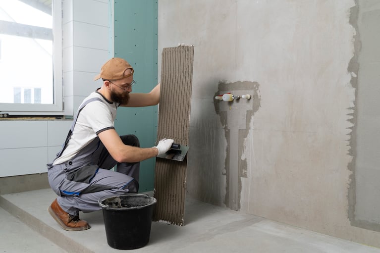 Cocina y baño, los ambientes más caros de renovar: cuánto cuesta y qué conviene hacer para evitar errores 2 Un operario trabaja en el sector ducha de un baño en plena renovación