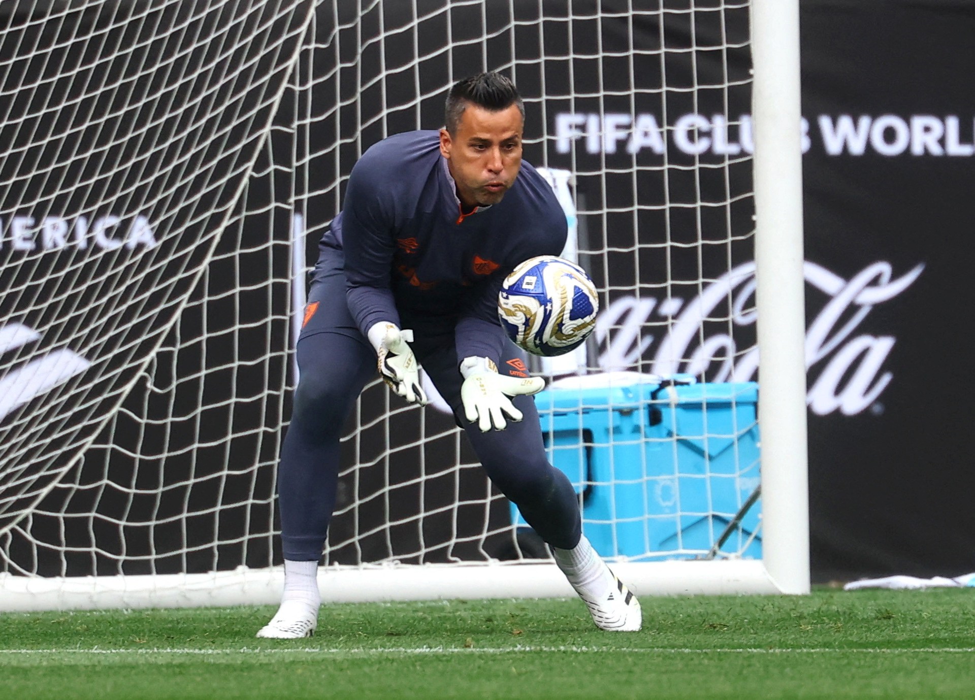 El arquero de Brasil Fabio rompe el récord mundial de Shilton para la mayoría de los juegos