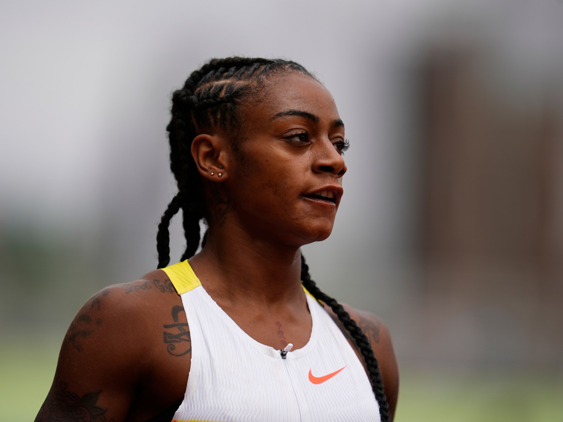 El velocista Richardson se disculpa mientras aborda el arresto por violencia doméstica