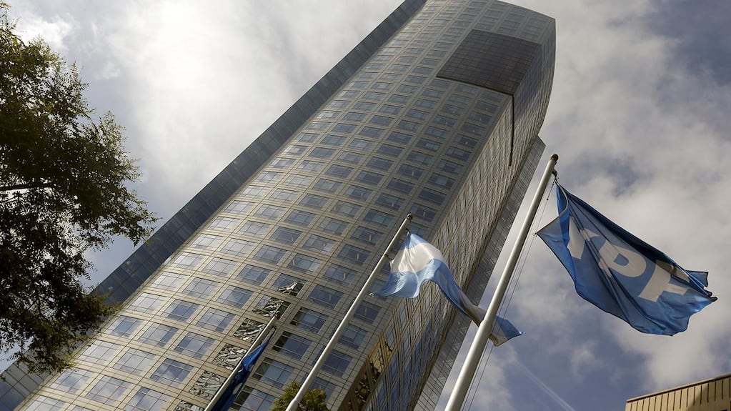 Juicio por YPF: la Argentina presentó un nuevo recurso para evitar entregar correos y mensajes de Luis Caputo, Massa y otros funcionarios