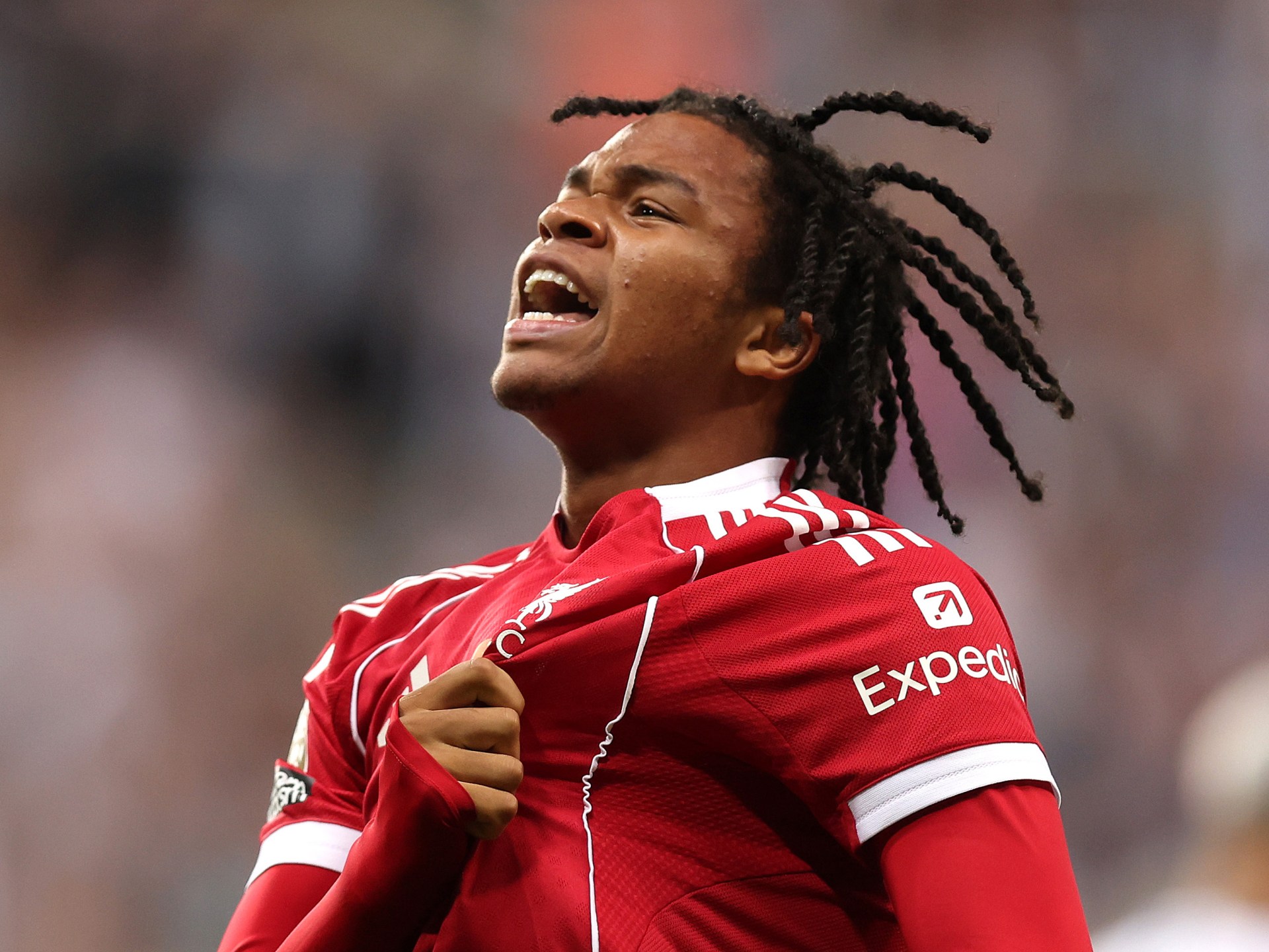 Liverpool venció a Newcastle United 3-2 de 10 hombres en el thriller de la Premier League
