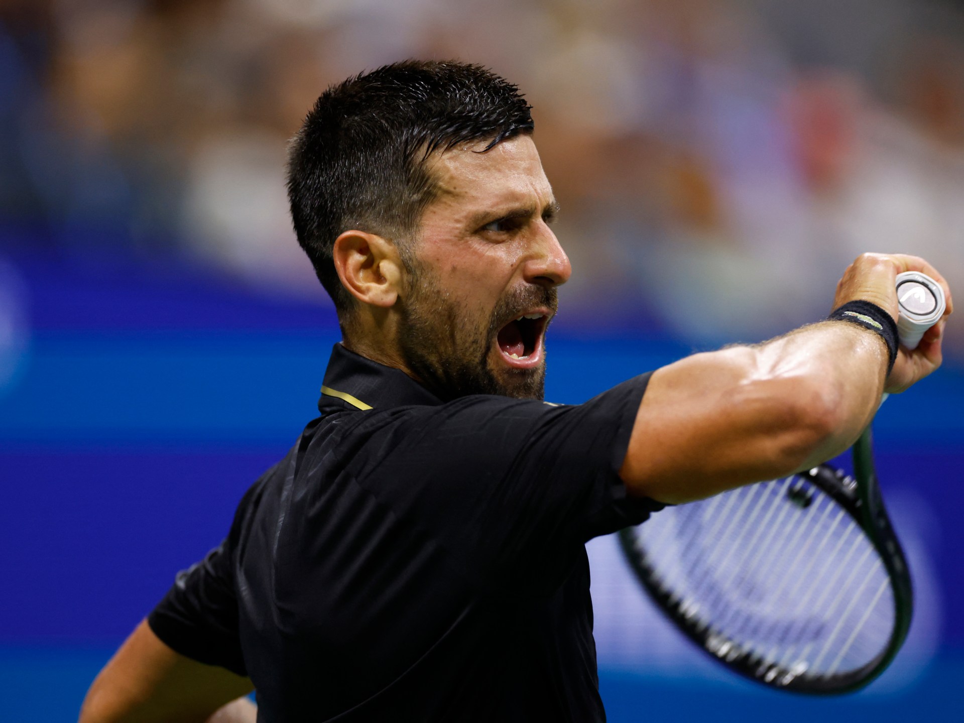 Novak Djokovic batallas para ganar el partido de primera ronda en US Open