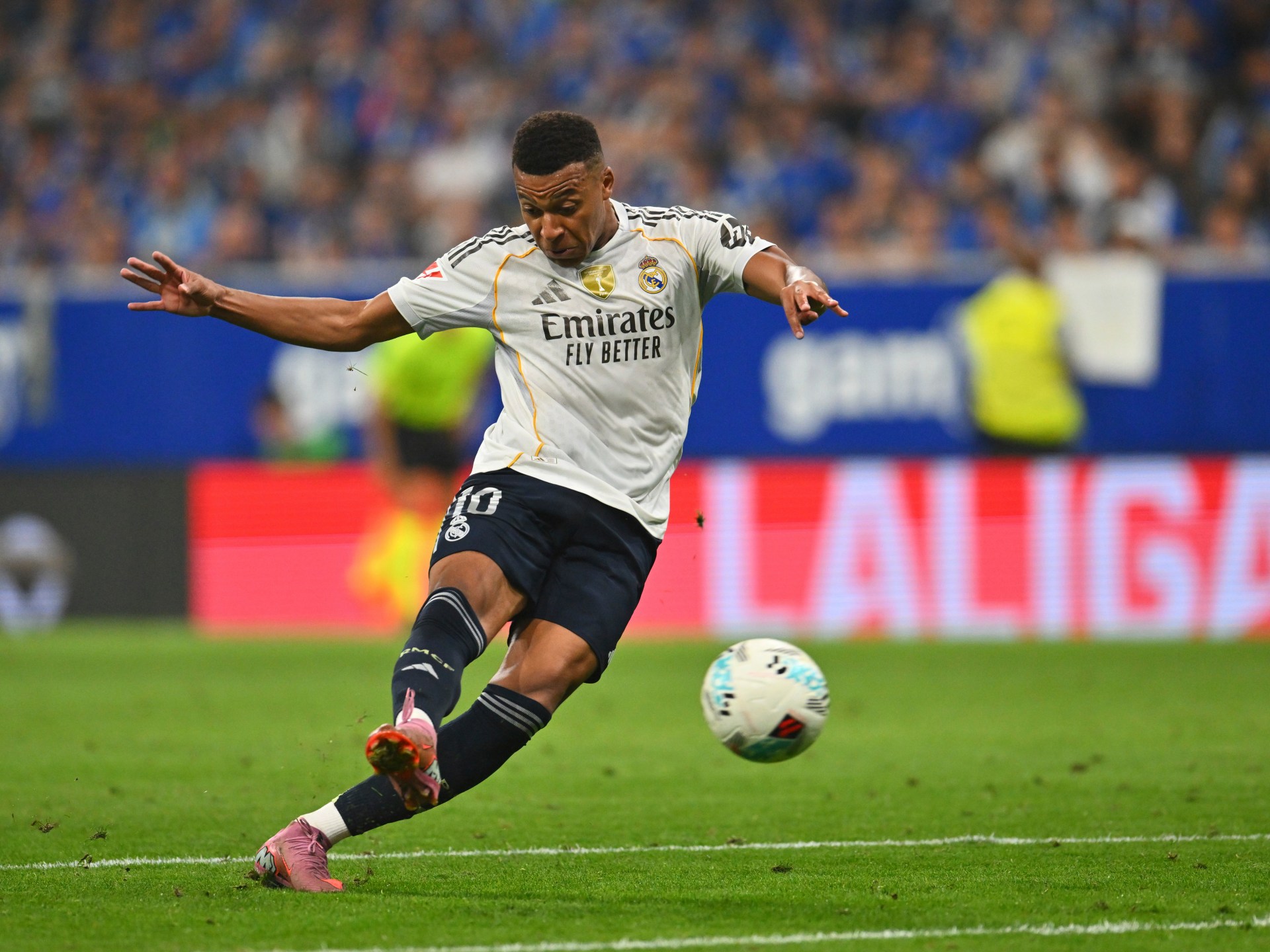 Real Madrid Overpower Oviedo 3-0 en La Liga como Mbappe anota dos veces