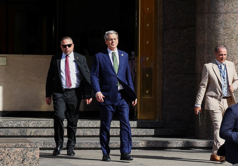 El secretario del Tesoro de EE.UU., Scott Bessent, en su visita al Ministerio de Economía  en abril de 2025. (Foto: REUTERS/Agustin Marcarian)