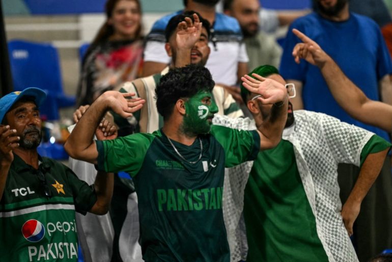 Los fanáticos de Pakistán animan durante la Copa Asia 2025 Super Four Twenty20 International Cricket Match entre Pakistán y Sri Lanka en el estadio Sheikh Zayed Cricket en Abu Dhabi el 23 de septiembre de 2025. (Foto de Sajjad Hussain / AFP)