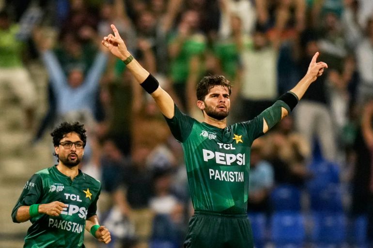 Shaheen Shah Afridi de Pakistán celebra el despido del Pathum Nissanka de Sri Lanka durante el partido de cricket de la Copa de Asia entre Pakistán y Sri Lanka en el estadio de cricket Zayed en Abu Dhabi, Emiratos Árabes Unidos, martes 23 de septiembre de 2025. (AP Photo/Altafes.