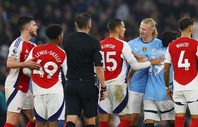 Myles Lewis-Skelly de Arsenal se enfrenta con Erling Haaland de Manchester City 