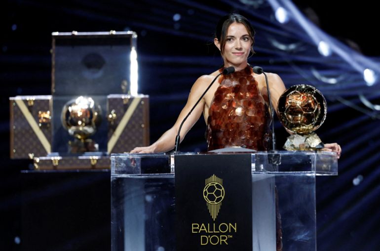   Aitana Bonmati de Barcelona pronuncia un discurso después de ganar el premio Femenino Ballon d'Or