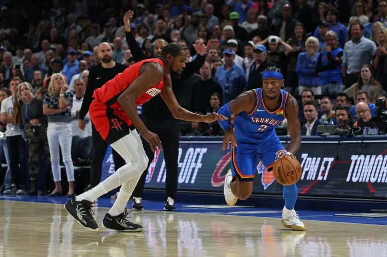 Doncic y Lakers pierden ante los Warriors de Butler en el primer partido de la temporada de la NBA sin LeBron 3 Kevin Durant y Shai Gilgeous-Alexander en acción.