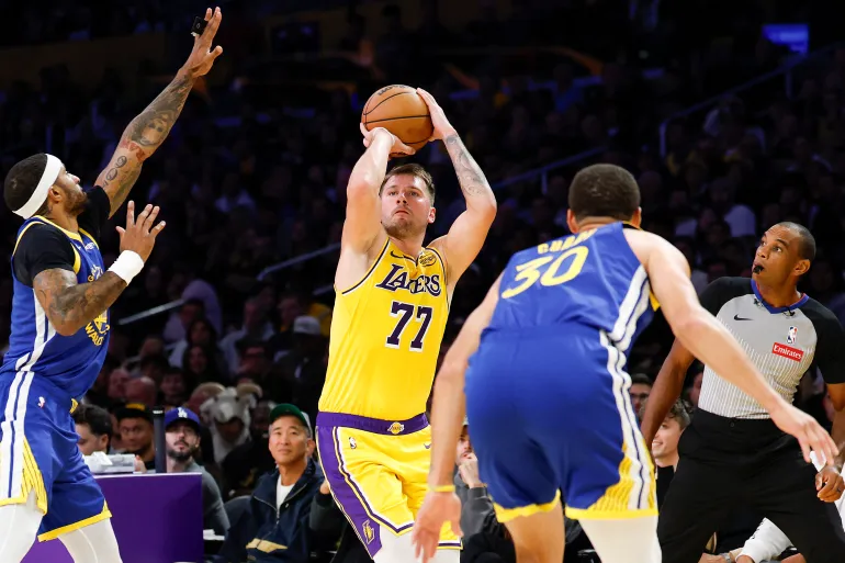 Doncic y Lakers pierden ante los Warriors de Butler en el primer partido de la temporada de la NBA sin LeBron 2 Luka Doncic en acción.