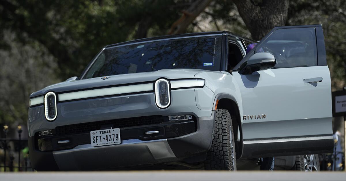 El fabricante de camiones eléctricos Rivian está despidiendo a cientos en medio de una desaceleración de la demanda