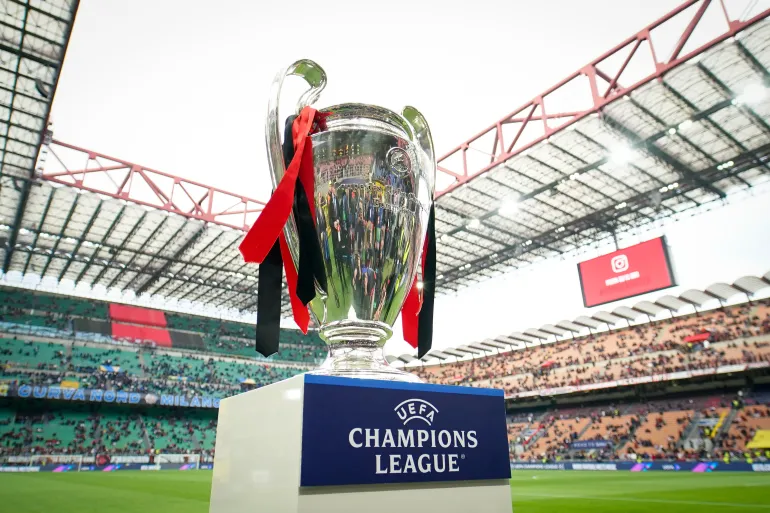 Primer plano del trofeo de la UEFA Champions League