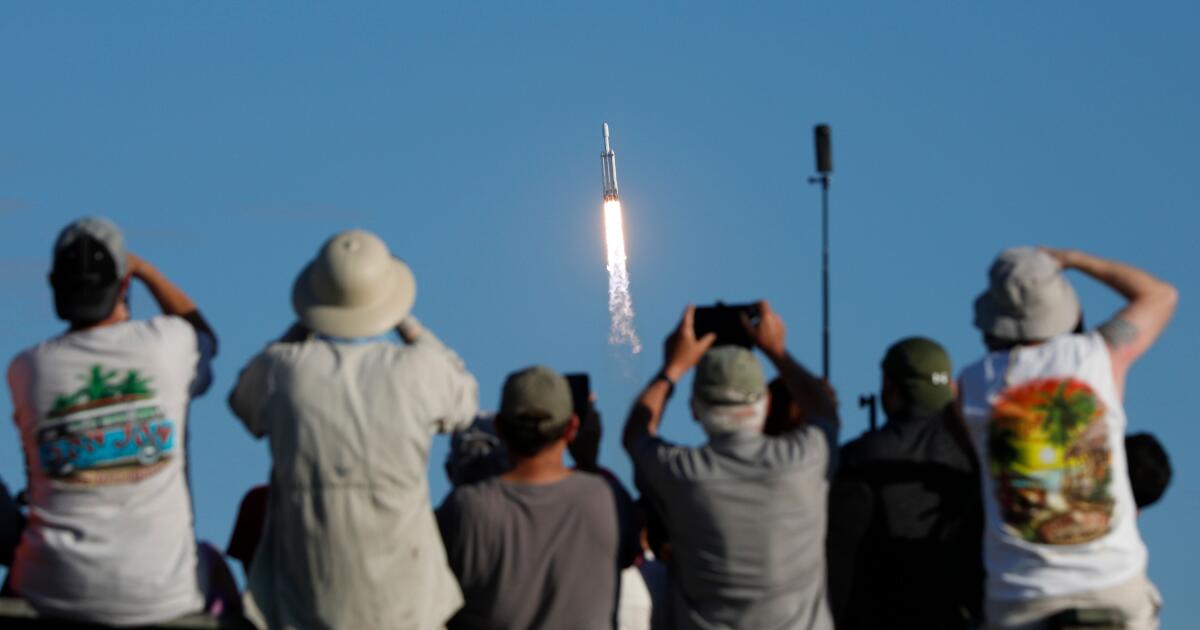 La NASA busca competidores de SpaceX para contrato lunar tras retrasos