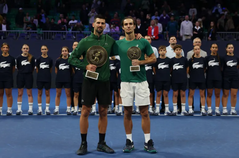 Novak Djokovic y Lorenzo Musetti reaccionan.