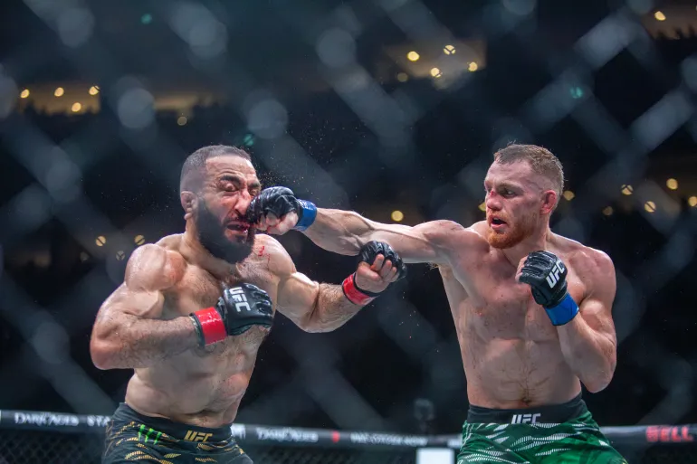 Della Maddalena y Belal Muhammad en acción.