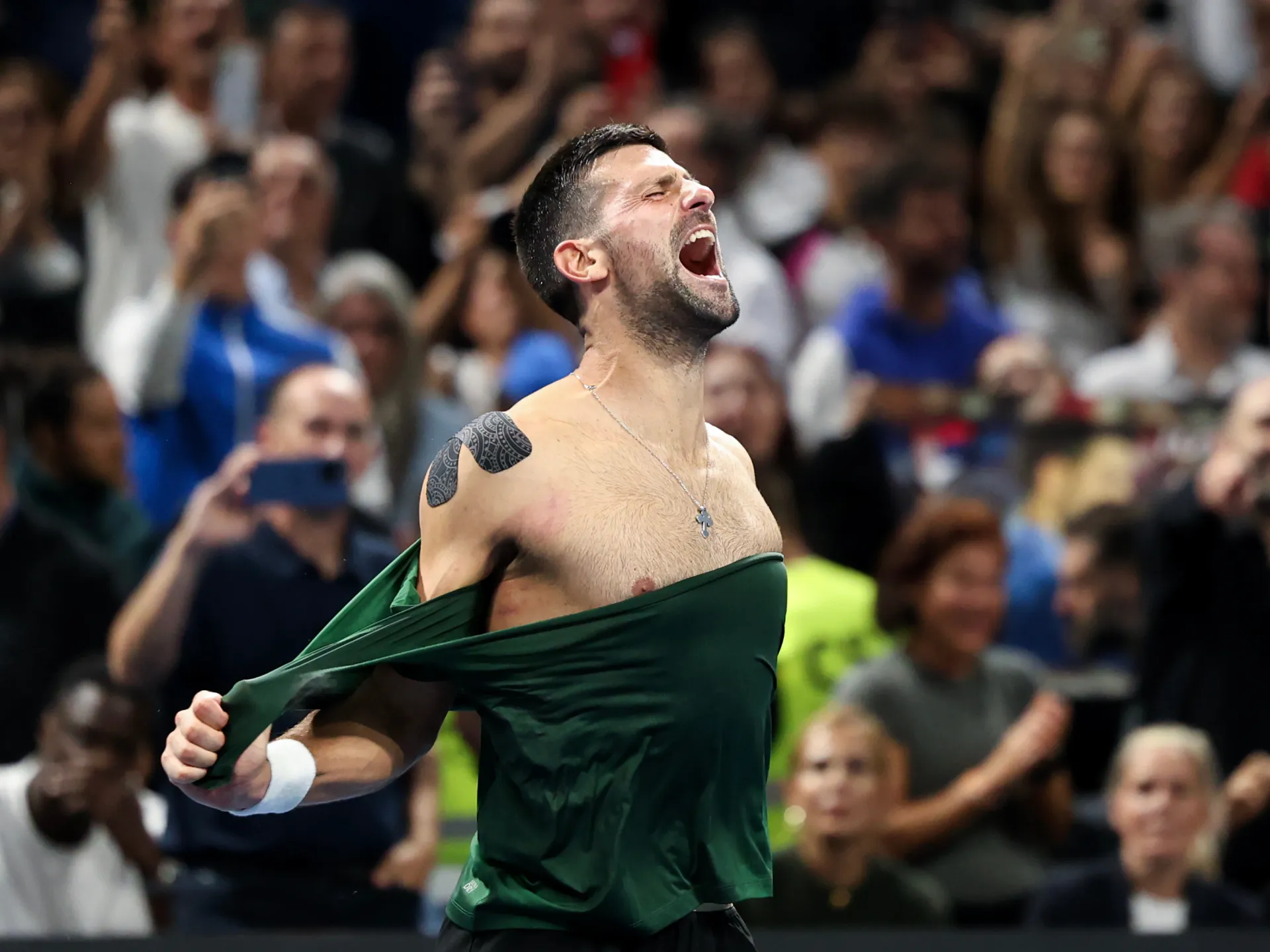 Djokovic se retira de las Finales ATP tras una victoria récord en Atenas