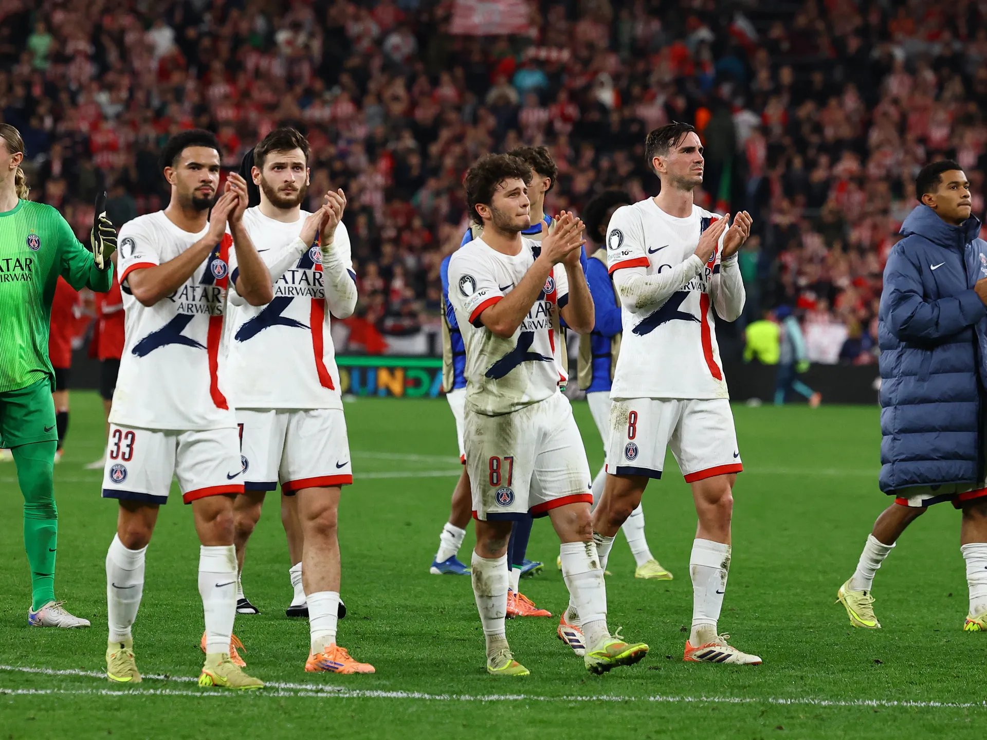 Autobús del PSG apedreado tras eliminatoria de la Liga de Campeones; Aficionados españoles heridos en Polonia