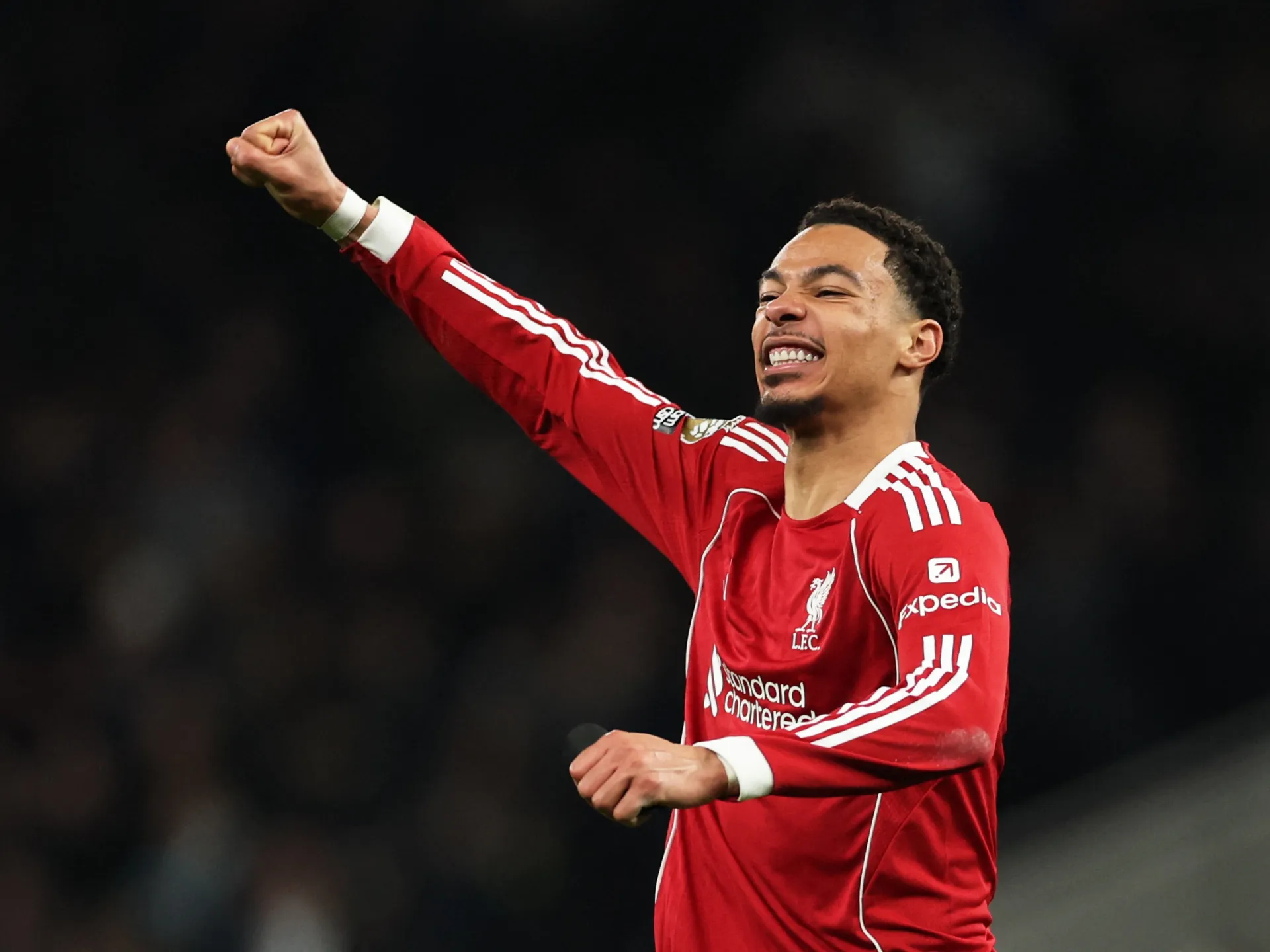 Ekitike e Isak ayudan al Liverpool a superar al Tottenham de nueve hombres