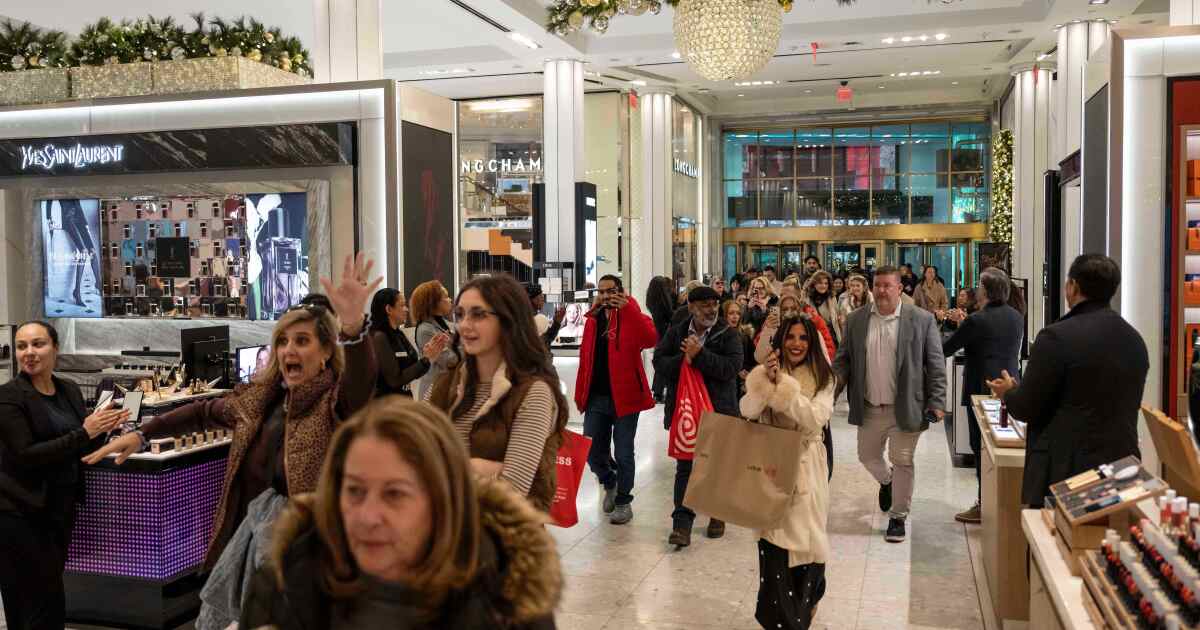 ¿Por qué los grandes almacenes están perdiendo compradores de productos de belleza a favor de TikTok y Amazon?