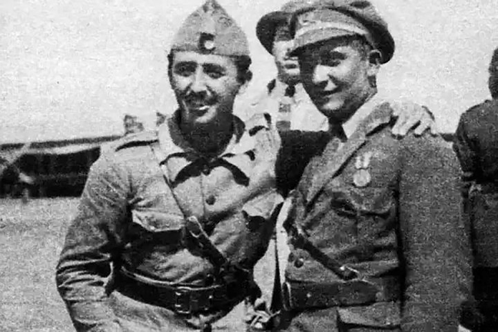 Ramón Franco (izquierda) y Francisco (derecha), en Marruecos, 1925, mientras ambos eran oficiales. 