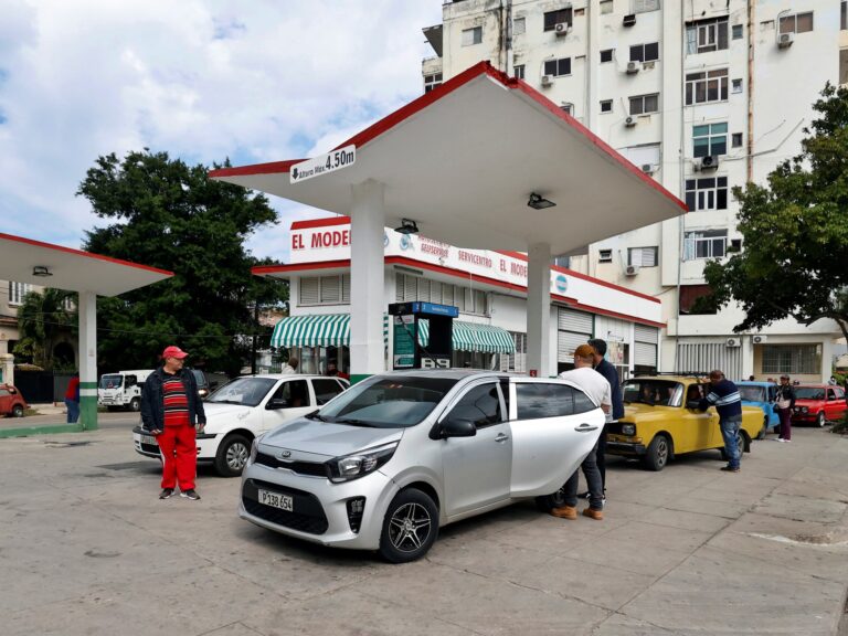 Donald Trump califica al régimen cubano de “amenaza excepcional” y estrangula el suministro de combustible a la isla