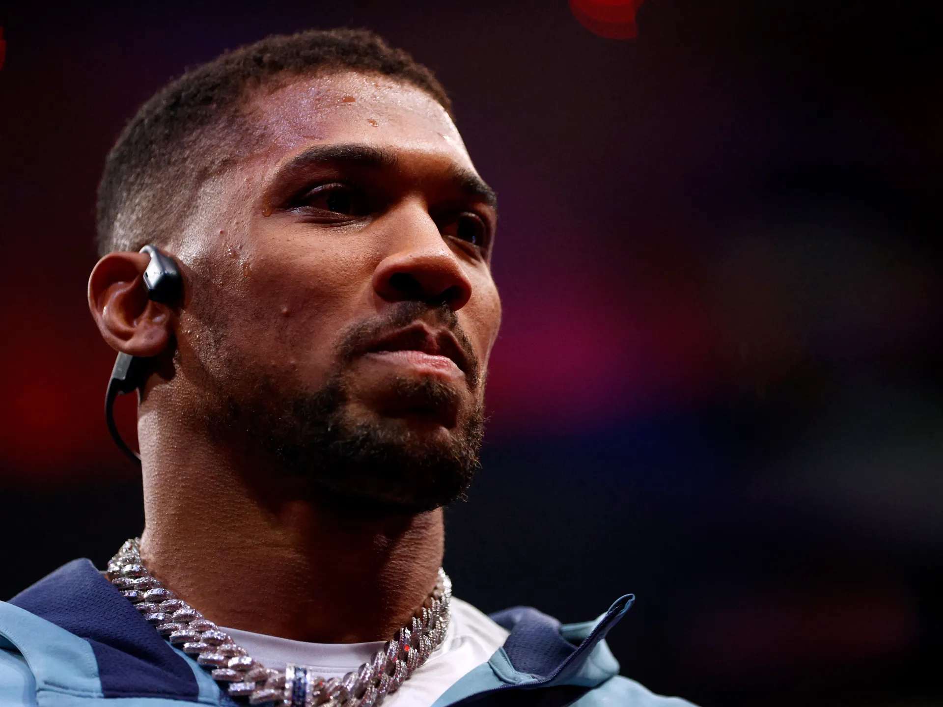 El boxeador Anthony Joshua regresa al Reino Unido después de un fatal accidente automovilístico en Nigeria