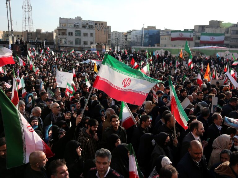 En medio de la tensión con EE.UU,. una explosión de origen desconocido sacudió una ciudad iraní en la costa del Golfo Pérsico