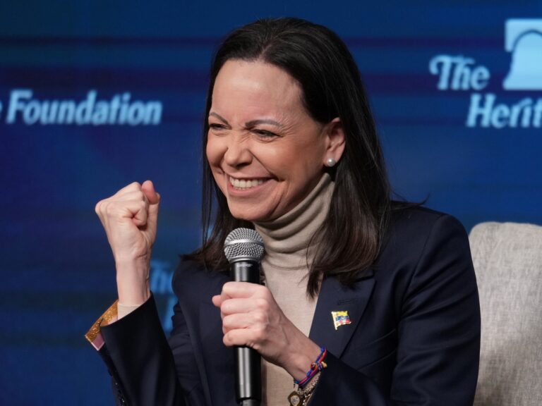 María Corina Machado dice que Venezuela ya empezó una transición y que Delcy Rodríguez cumple “órdenes” de Estados Unidos