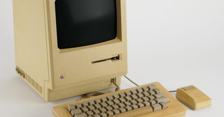 Puedes comprar pajaritas, escritorio y otros fragmentos de la historia de Apple de Steve Jobs en esta subasta