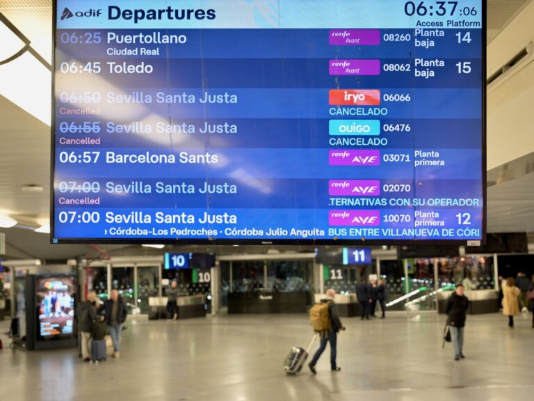 Supersticiones, demoras y más tiempo de viaje: cómo es volver a subirse a un tren de alta velocidad en España luego de la tragedia que dejó 46 muertos