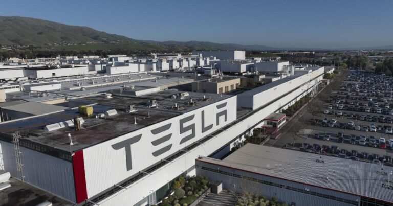 Tesla investiga si su tecnología de conducción autónoma provocó miles de infracciones de tráfico