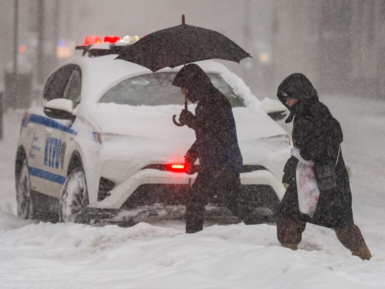 Una intensa tormenta de nieve  castiga Estados Unidos con miles de vuelos cancelados y al menos siete muertos