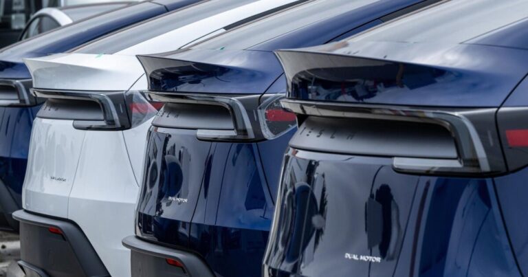 ¿Por qué las acciones de Tesla están subiendo incluso cuando las perspectivas de sus ventas se desinflan?