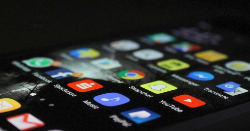 California impulsa un proyecto de ley para que padres blogueros retiren contenido de menores en redes sociales.