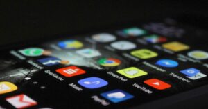 California impulsa un proyecto de ley para que padres blogueros retiren contenido de menores en redes sociales.