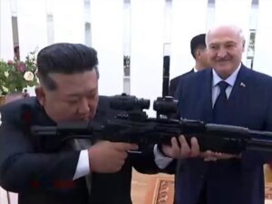 El presidente de Bielorrusia obsequió a Kim Jong Un un fusil de asalto: «Para enfrentar a los enemigos»