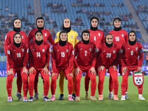 Futbolista de la selección femenina de Irán que pidió asilo en Australia vuelve a su país natal.