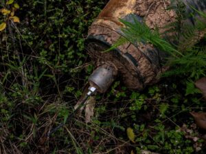 Una bomba sin explotar en una granja de Colombia genera tensiones diplomáticas